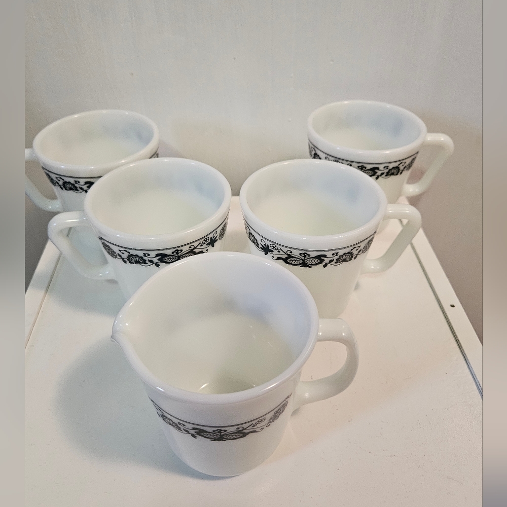 Vintage PYREX Old Town blue 5 piece set. Includes 4 mugs and 1 creamer